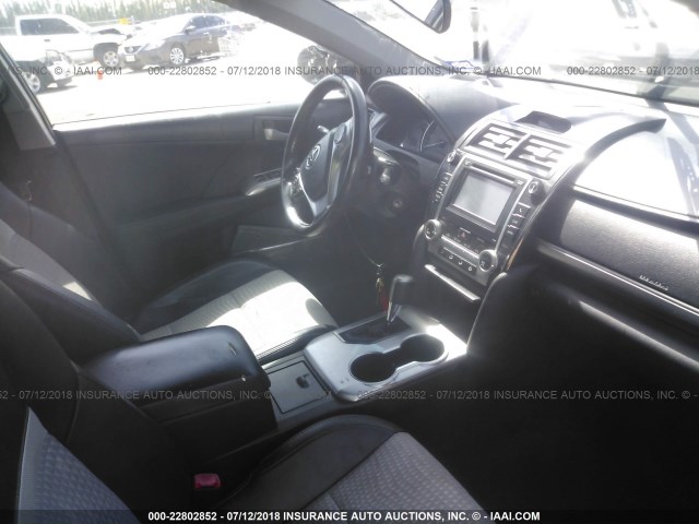 4T1BF1FK2CU048131 - 2012 TOYOTA CAMRY SE/LE/XLE შავი ფოტო 5