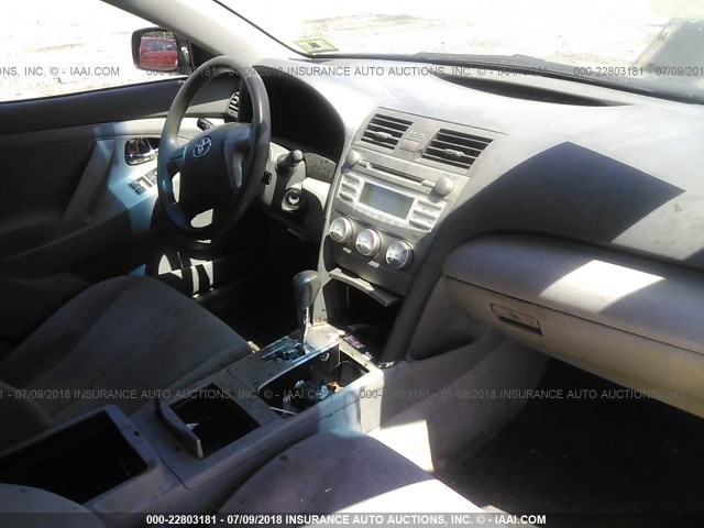 4T1BF3EK5AU104850 - 2010 TOYOTA CAMRY SE/LE/XLE შავი ფოტო 5