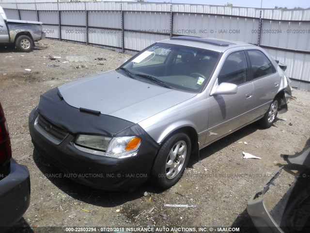 JT2BG22K9Y0437157 - 2000 TOYOTA CAMRY CE/LE/XLE ვერცხლისფერი ფოტო 2