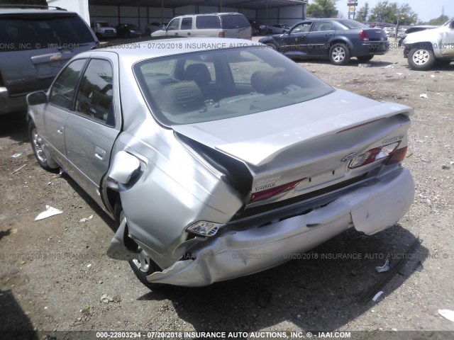 JT2BG22K9Y0437157 - 2000 TOYOTA CAMRY CE/LE/XLE ვერცხლისფერი ფოტო 3