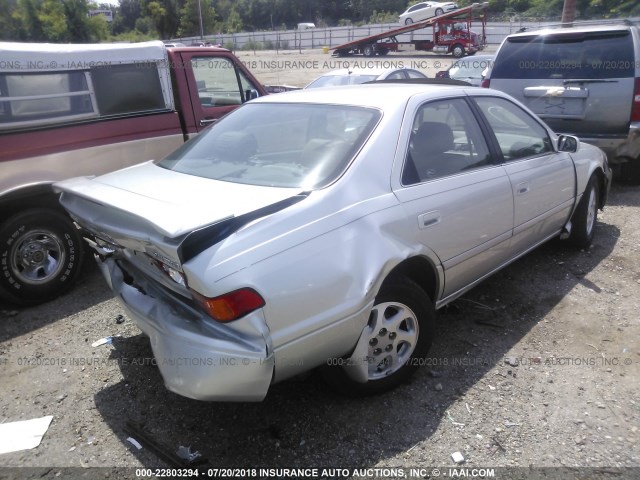 JT2BG22K9Y0437157 - 2000 TOYOTA CAMRY CE/LE/XLE ვერცხლისფერი ფოტო 4