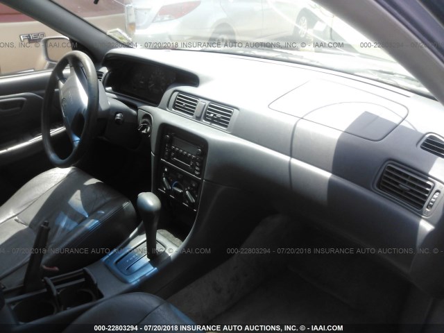 JT2BG22K9Y0437157 - 2000 TOYOTA CAMRY CE/LE/XLE ვერცხლისფერი ფოტო 5