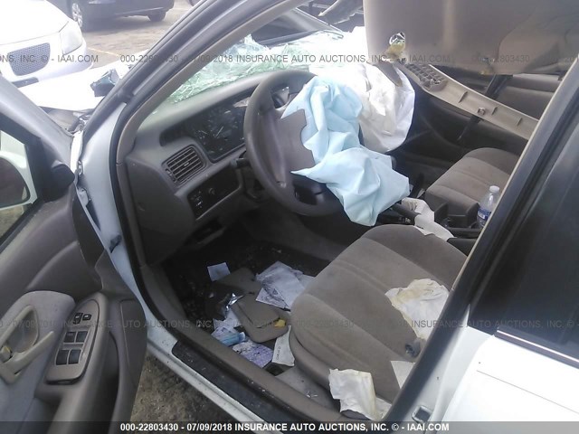 4T1BG22K61U825576 - 2001 TOYOTA CAMRY CE/LE/XLE 白色 照片 5