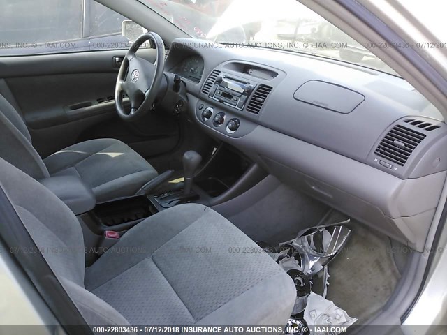 4T1BE32KX4U940035 - 2004 TOYOTA CAMRY LE/XLE/SE 银色 照片 5
