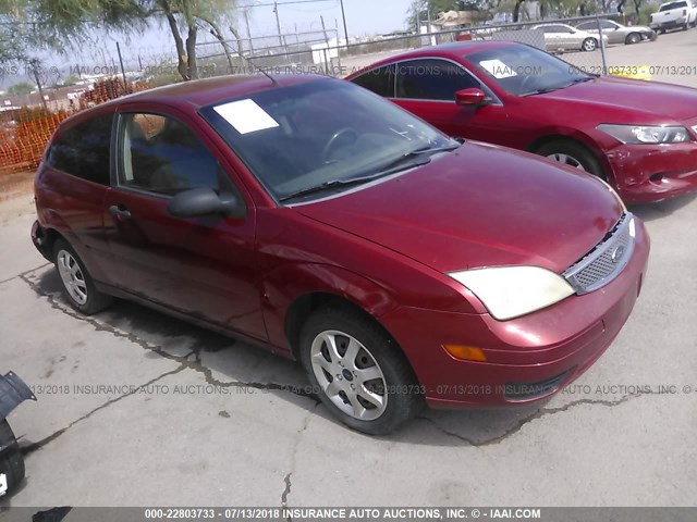 3FAFP31N55R146845 - 2005 FORD FOCUS ZX3 RED photo 1