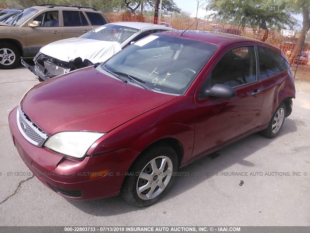 3FAFP31N55R146845 - 2005 FORD FOCUS ZX3 RED photo 2