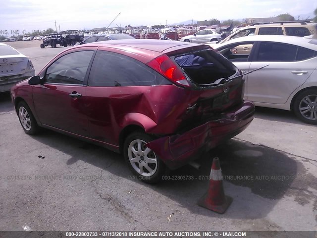 3FAFP31N55R146845 - 2005 FORD FOCUS ZX3 RED photo 3