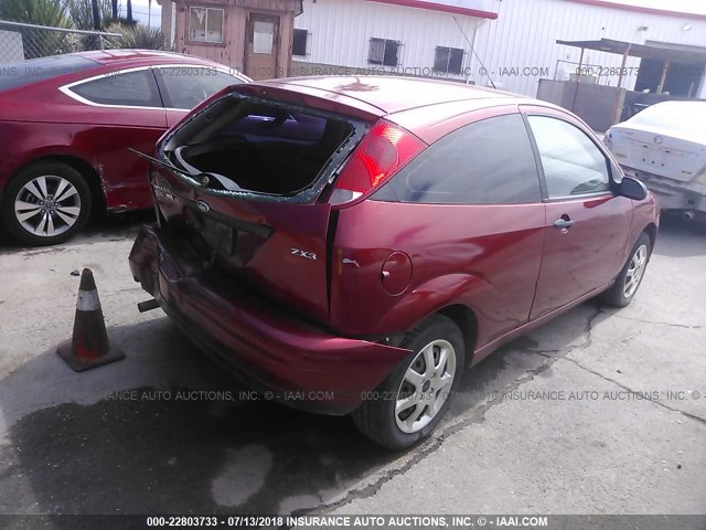 3FAFP31N55R146845 - 2005 FORD FOCUS ZX3 RED photo 4
