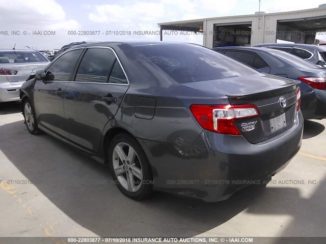 4T1BF1FK6EU439494 - 2014 TOYOTA CAMRY L/SE/LE/XLE ნაცრისფერი ფოტო 3