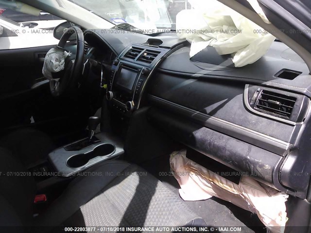 4T1BF1FK6EU439494 - 2014 TOYOTA CAMRY L/SE/LE/XLE ნაცრისფერი ფოტო 5