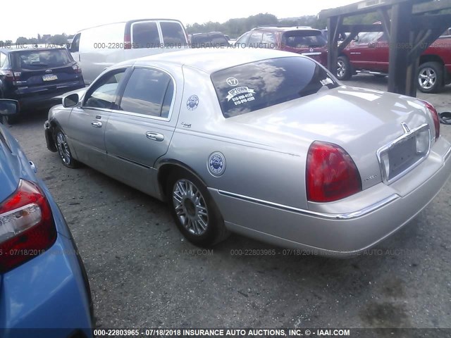 1LNHM82WX6Y608606 - 2006 LINCOLN TOWN CAR SIGNATURE LIMITED GRAY photo 3