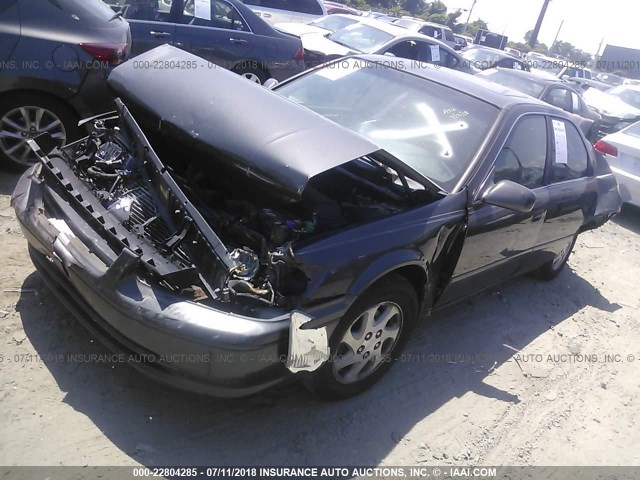 JT2BG22K5Y0476814 - 2000 TOYOTA CAMRY CE/LE/XLE ნაცრისფერი ფოტო 2