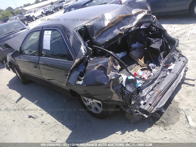 JT2BG22K5Y0476814 - 2000 TOYOTA CAMRY CE/LE/XLE ნაცრისფერი ფოტო 3