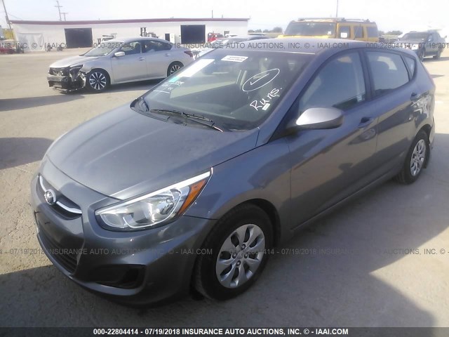 KMHCT5AE8HU302065 - 2017 HYUNDAI ACCENT SE GRAY photo 2