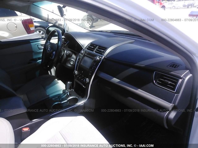 4T1BF1FK4FU482149 - 2015 TOYOTA CAMRY LE/XLE/SE/XSE WHITE photo 5