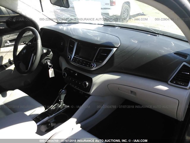KM8J3CA45HU262045 - 2017 HYUNDAI TUCSON LIMITED/SPORT AND ECO/SE GRAY photo 5