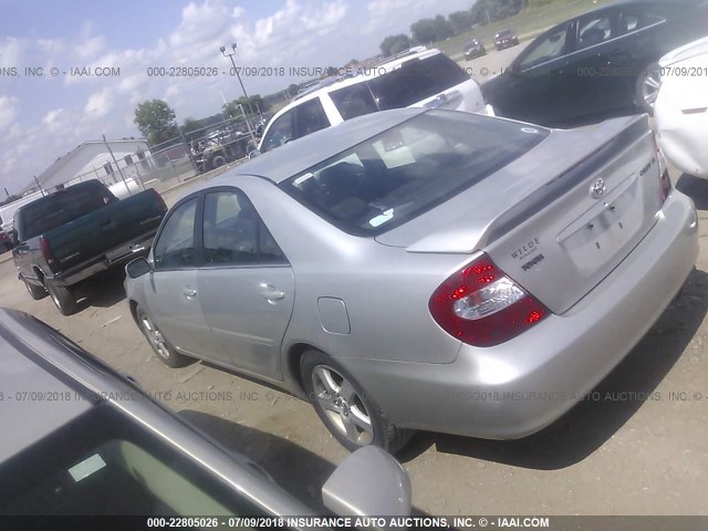 4T1BE32K72U543492 - 2002 TOYOTA CAMRY LE/XLE/SE Gümüş foto 3