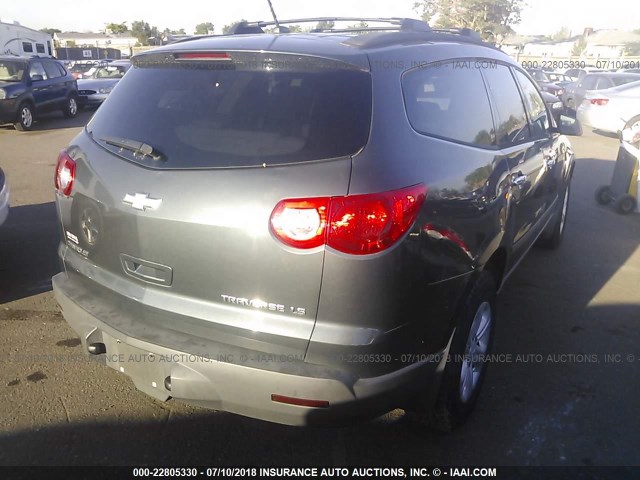 1GNEV13D89S102070 - 2009 CHEVROLET TRAVERSE LS GRAY photo 4