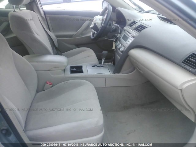 4T1BE46K59U843848 - 2009 TOYOTA CAMRY SE/LE/XLE ნაცრისფერი ფოტო 5