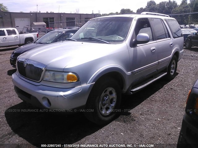 5LMPU28L5WLJ30837 - 1998 LINCOLN NAVIGATOR SILVER photo 2