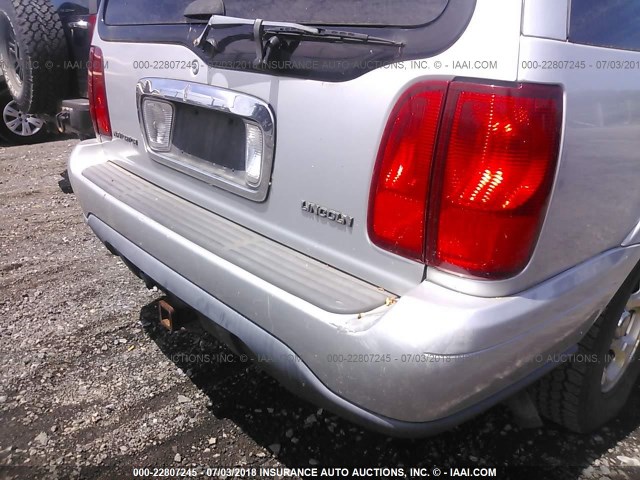 5LMPU28L5WLJ30837 - 1998 LINCOLN NAVIGATOR SILVER photo 6