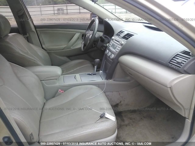 4T1BF3EK0AU111060 - 2010 TOYOTA CAMRY SE/LE/XLE ოქროსფერი ფოტო 5