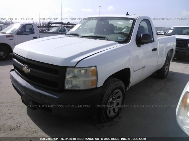 1GCEC14X77Z601230 - 2007 CHEVROLET SILVERADO C1500 CLASSIC WHITE photo 2