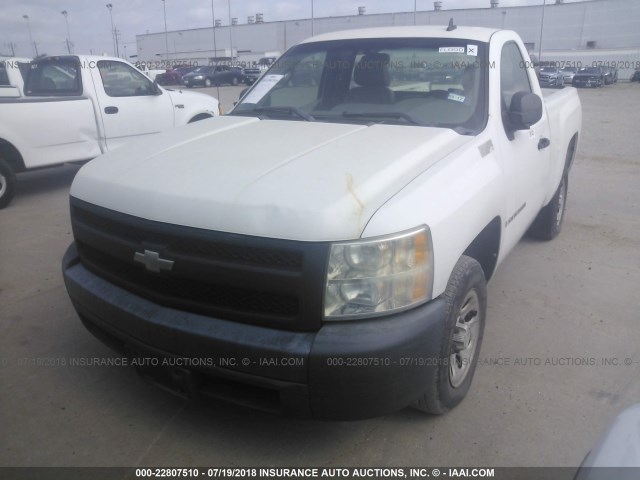 1GCEC14X47Z606143 - 2007 CHEVROLET SILVERADO C1500 CLASSIC WHITE photo 2