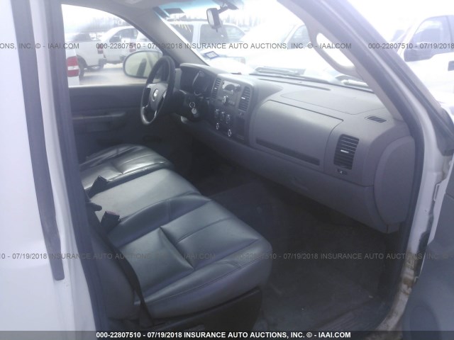 1GCEC14X47Z606143 - 2007 CHEVROLET SILVERADO C1500 CLASSIC WHITE photo 5