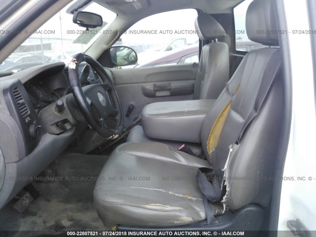 1GCEC14X77Z606587 - 2007 CHEVROLET SILVERADO C1500 CLASSIC WHITE photo 8