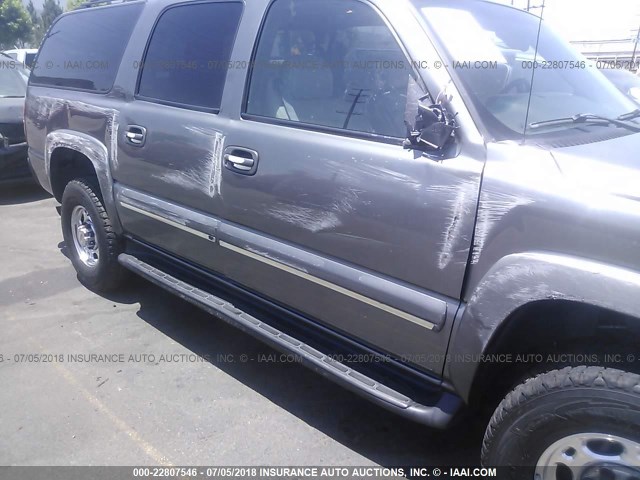 3GNGC26U81G164323 - 2001 CHEVROLET SUBURBAN C2500 GRAY photo 6