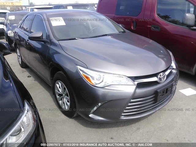 4T1BF1FK0HU742694 - 2017 TOYOTA CAMRY LE/XLE/SE/XSE GRAY photo 1