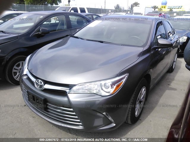 4T1BF1FK0HU742694 - 2017 TOYOTA CAMRY LE/XLE/SE/XSE GRAY photo 2