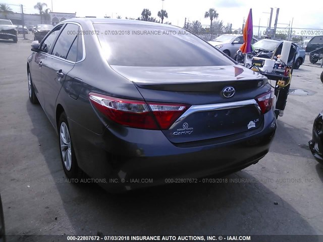 4T1BF1FK0HU742694 - 2017 TOYOTA CAMRY LE/XLE/SE/XSE GRAY photo 3
