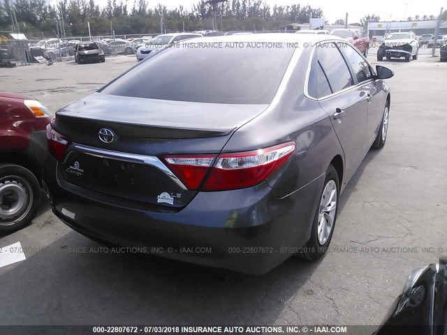 4T1BF1FK0HU742694 - 2017 TOYOTA CAMRY LE/XLE/SE/XSE GRAY photo 4