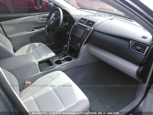 4T1BF1FK0HU742694 - 2017 TOYOTA CAMRY LE/XLE/SE/XSE GRAY photo 5