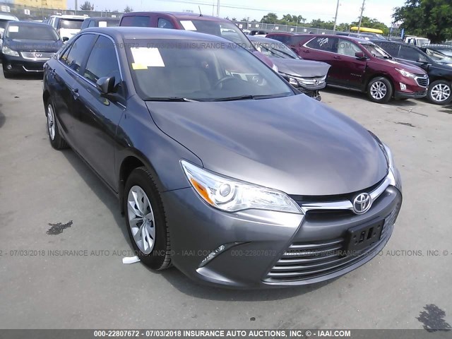 4T1BF1FK0HU742694 - 2017 TOYOTA CAMRY LE/XLE/SE/XSE GRAY photo 6