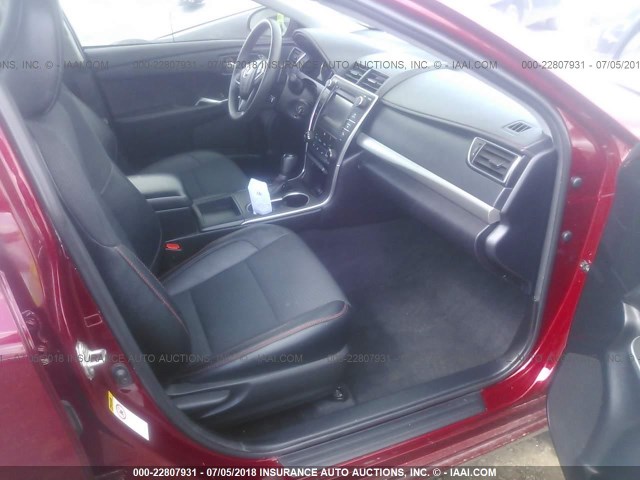4T1BF1FK4HU703445 - 2017 TOYOTA CAMRY RED photo 5