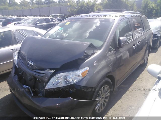 5TDYK3DC3FS554478 - 2015 TOYOTA SIENNA XLE/LIMITED GRAY photo 2