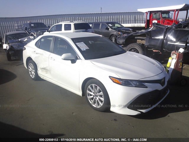 4T1B11HK2JU012481 - 2018 TOYOTA CAMRY L/LE/XLE/SE/XSE WHITE photo 1