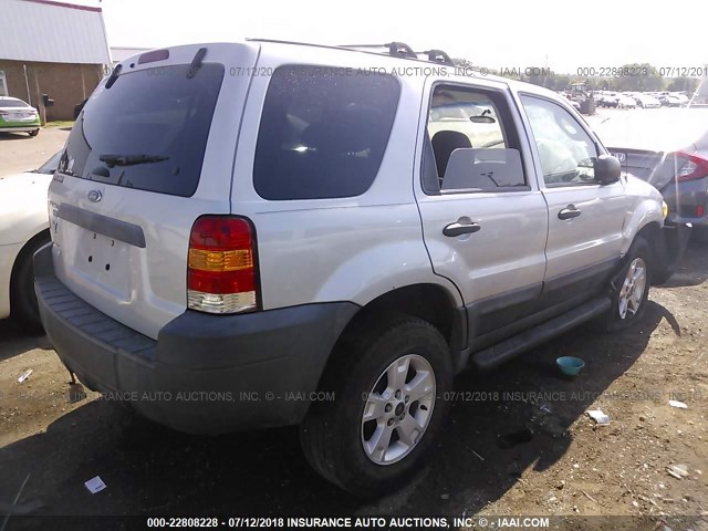 1FMYU03125KB07215 - 2005 FORD ESCAPE XLT SILVER photo 4