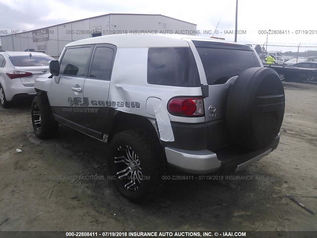 JTEZU11F88K001932 - 2008 TOYOTA FJ CRUISER SILVER photo 3