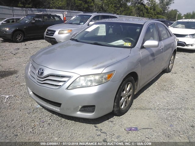 4T1BF3EK7BU635081 - 2011 TOYOTA CAMRY SE/LE/XLE SILVER photo 2