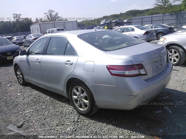4T1BF3EK7BU635081 - 2011 TOYOTA CAMRY SE/LE/XLE SILVER photo 3