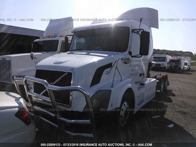 4V4NC9TG19N268621 - 2009 VOLVO VN L WHITE photo 2