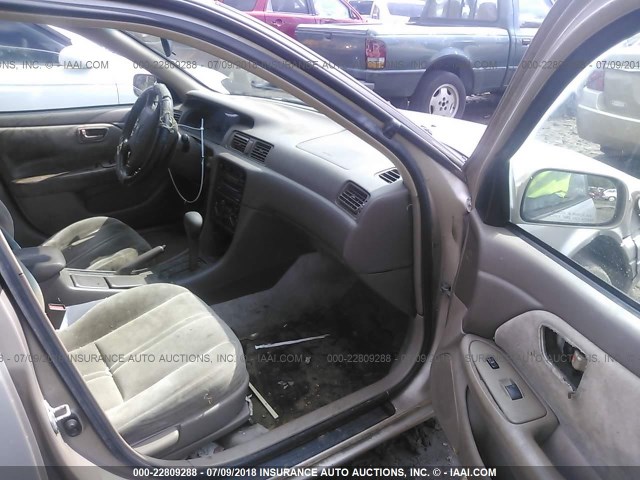 4T1BG22K5WU308504 - 1998 TOYOTA CAMRY CE/LE/XLE TAN photo 5