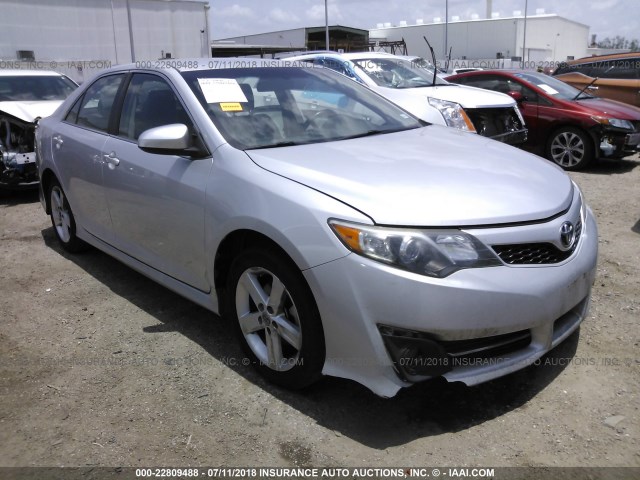 4T1BF1FK5EU368868 - 2014 TOYOTA CAMRY L/SE/LE/XLE ვერცხლისფერი ფოტო 1