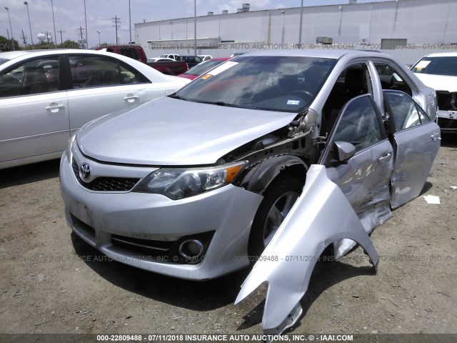 4T1BF1FK5EU368868 - 2014 TOYOTA CAMRY L/SE/LE/XLE ვერცხლისფერი ფოტო 2