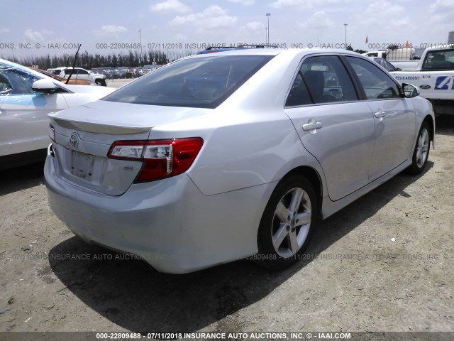 4T1BF1FK5EU368868 - 2014 TOYOTA CAMRY L/SE/LE/XLE ვერცხლისფერი ფოტო 4