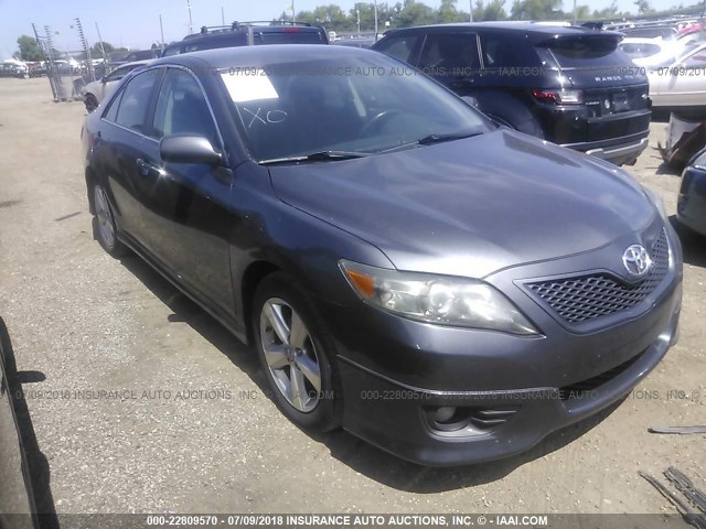 4T1BF3EKXAU003576 - 2010 TOYOTA CAMRY SE/LE/XLE ნაცრისფერი ფოტო 1